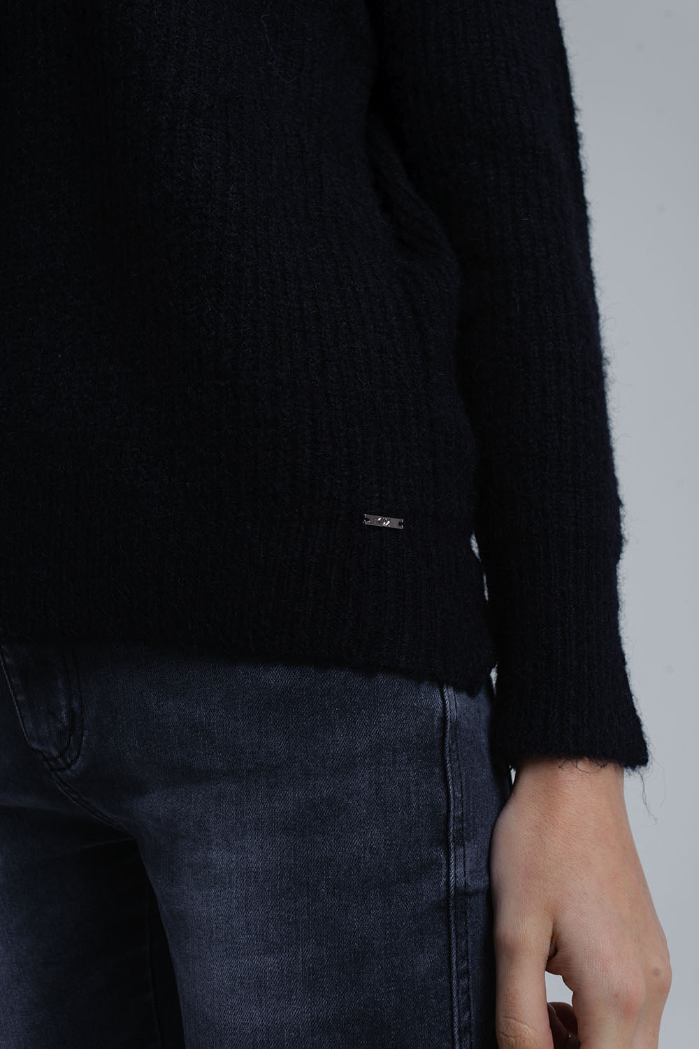 Pull en maille noir avec fermeture à nouer