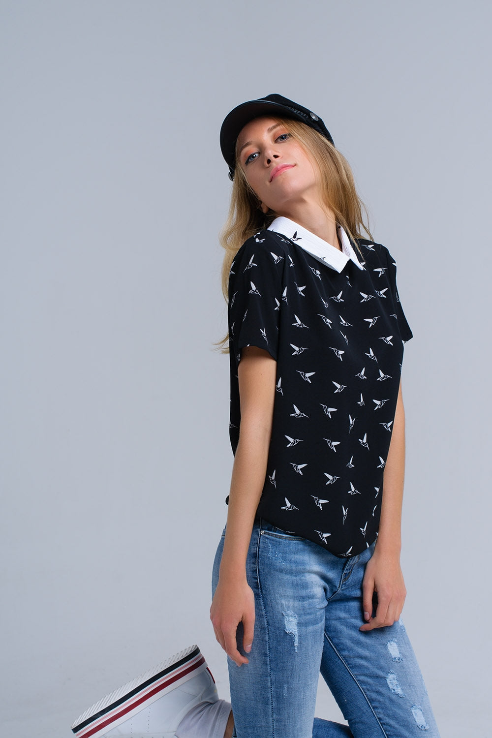 Chemise noire avec des oiseaux imprimés blancs