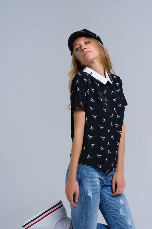 Chemise noire avec des oiseaux imprimés blancs
