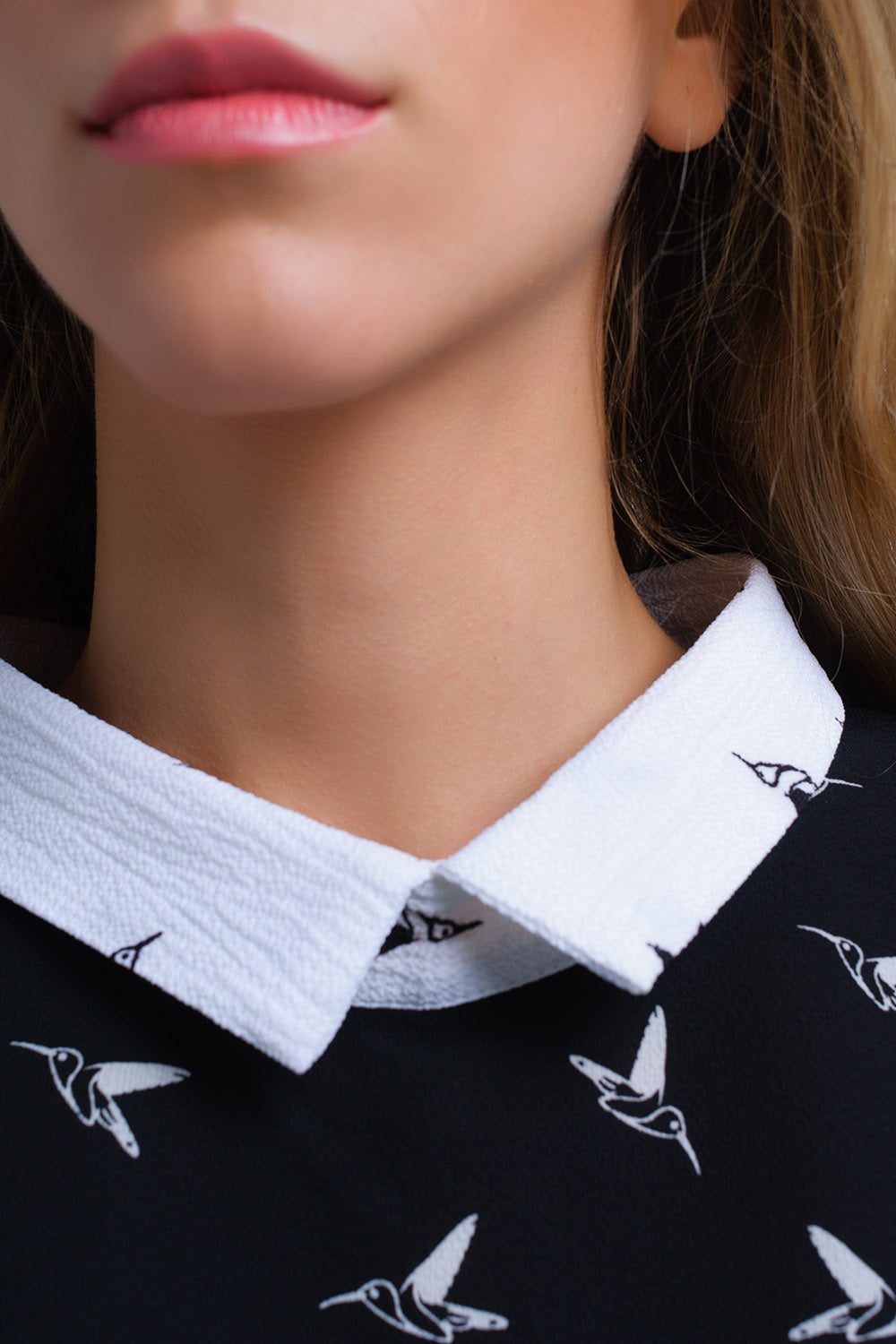 Chemise noire avec des oiseaux imprimés blancs