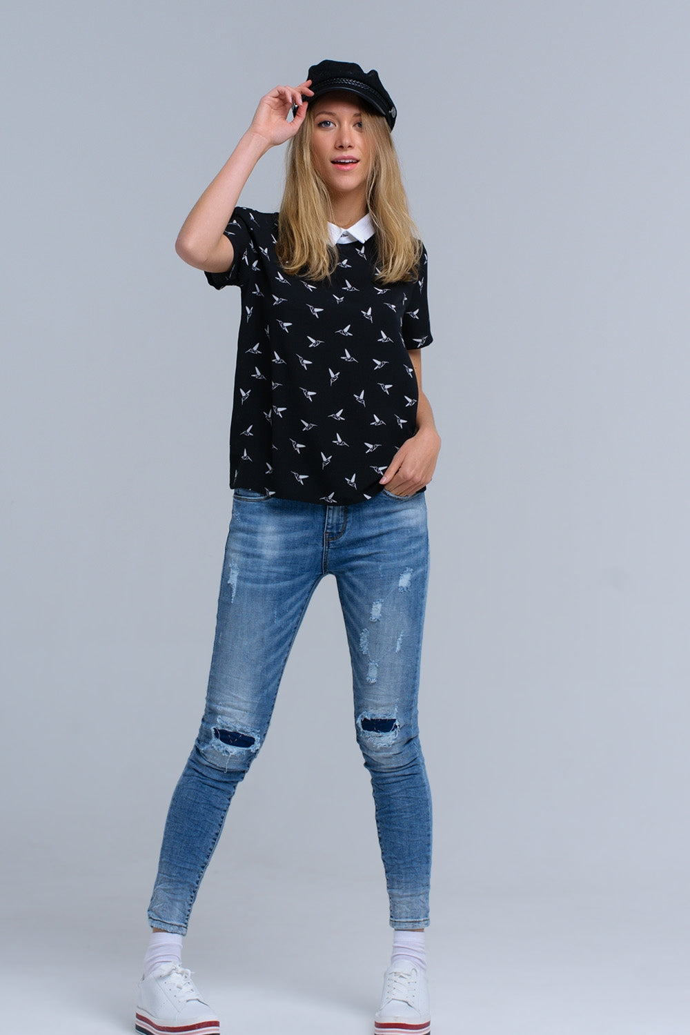Chemise noire avec des oiseaux imprimés blancs