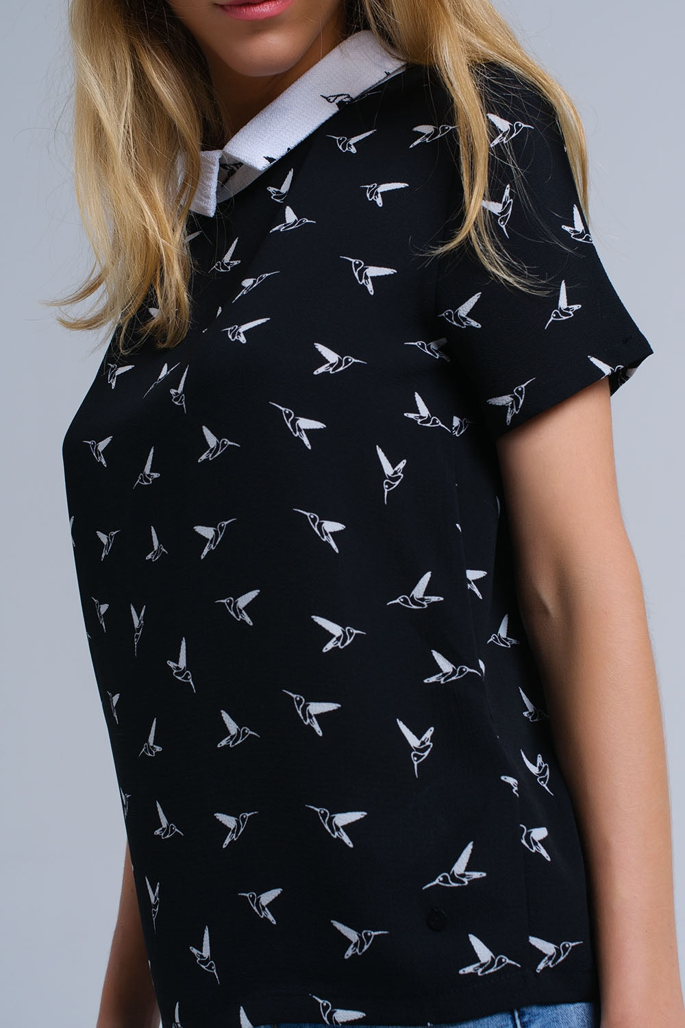 Chemise noire avec des oiseaux imprimés blancs