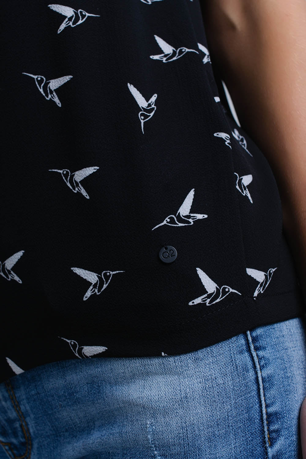 Chemise noire avec des oiseaux imprimés blancs