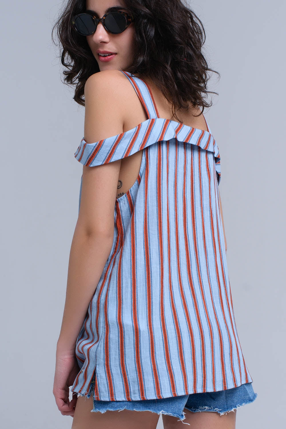 Top bleu avec des rayures orange