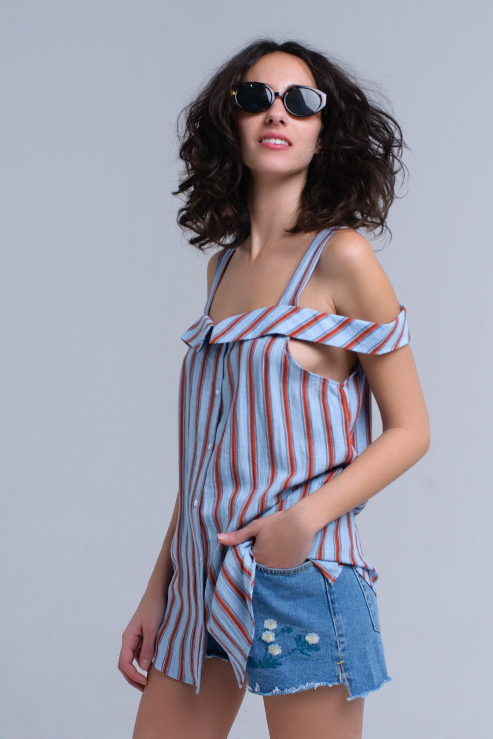 Top bleu avec des rayures orange