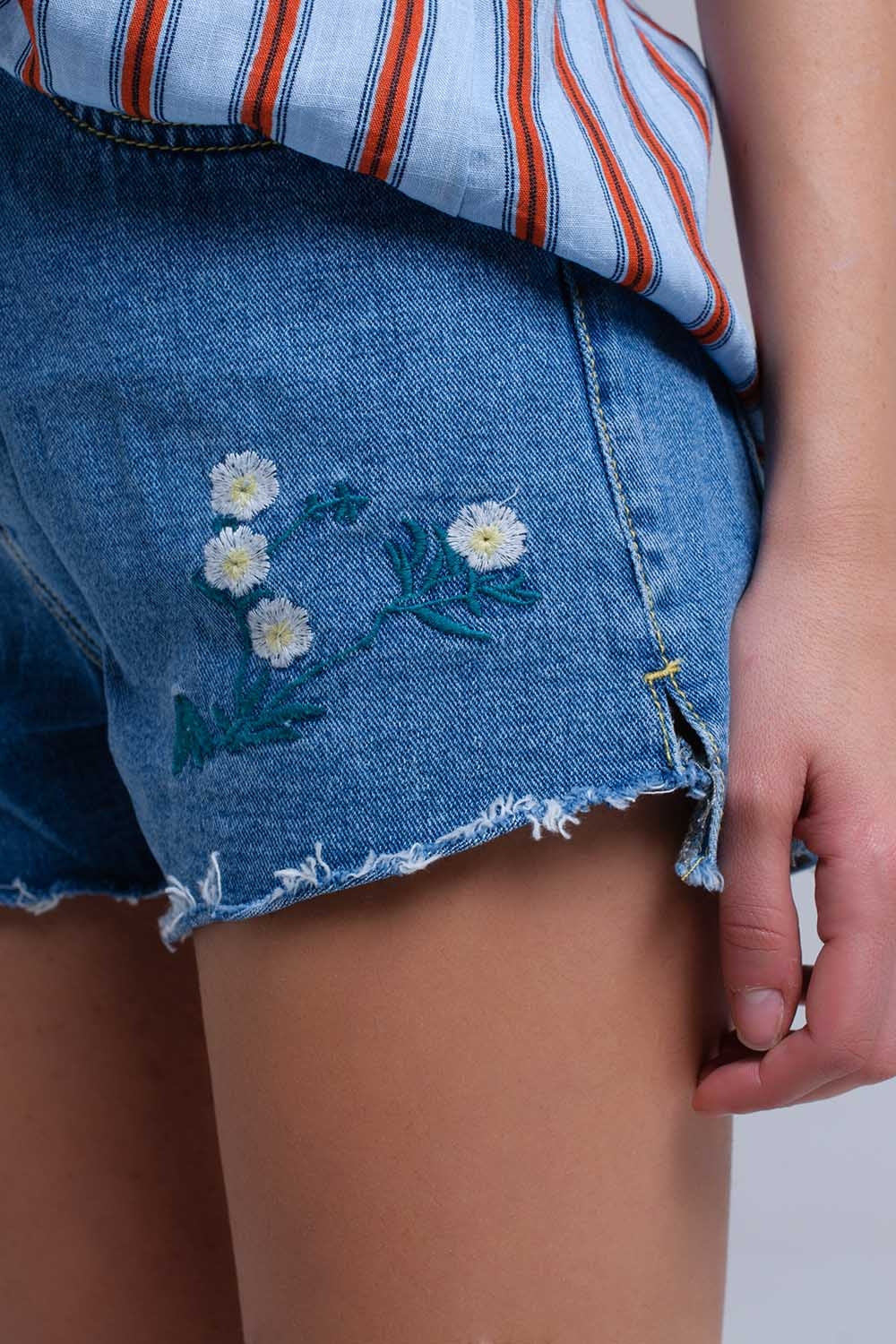 Short en denim motif floraux
