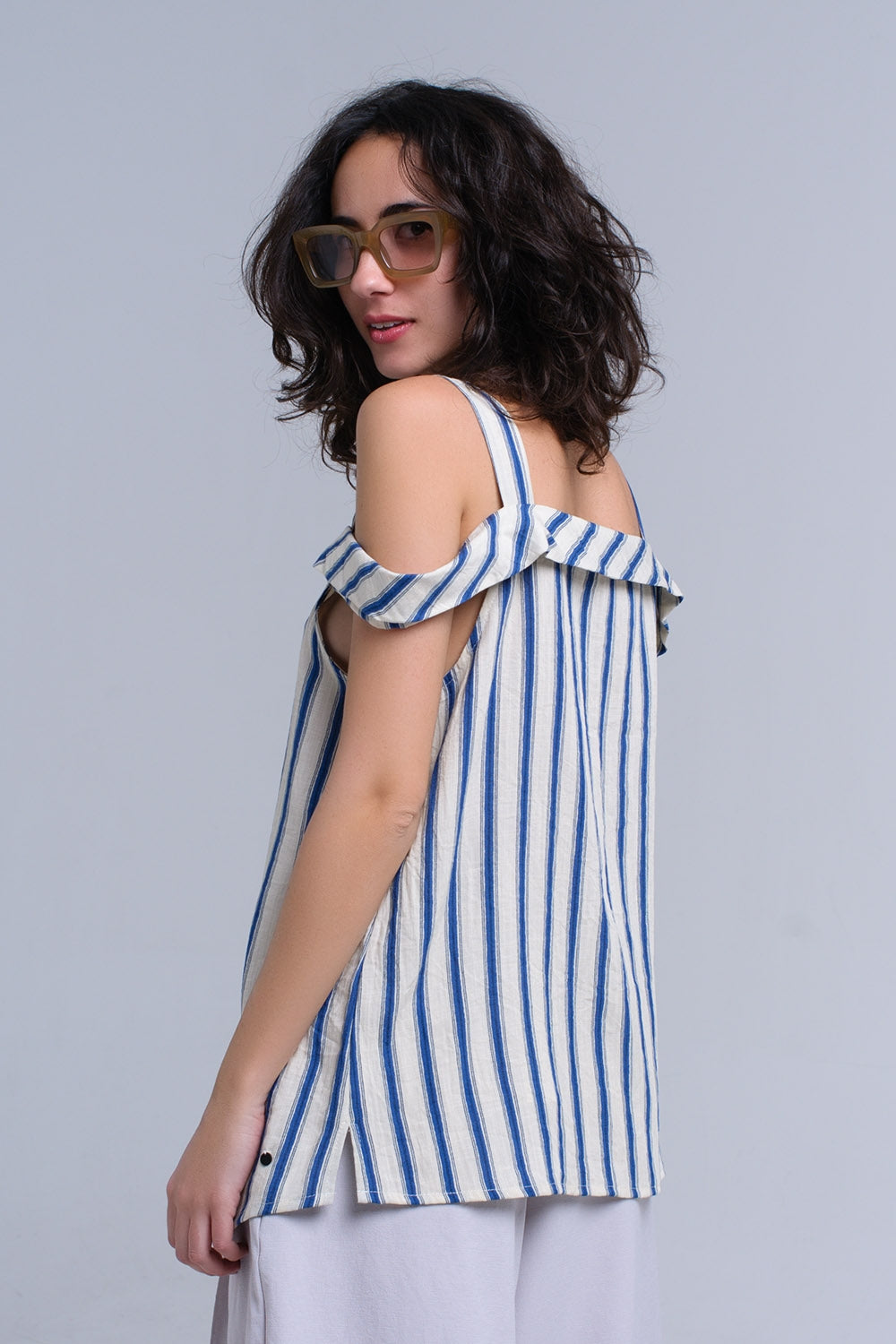 Top crème à rayures bleues