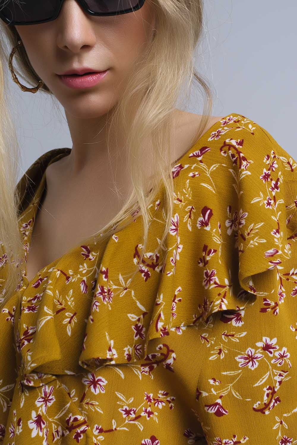 Chemise à volants croisés à la moutarde