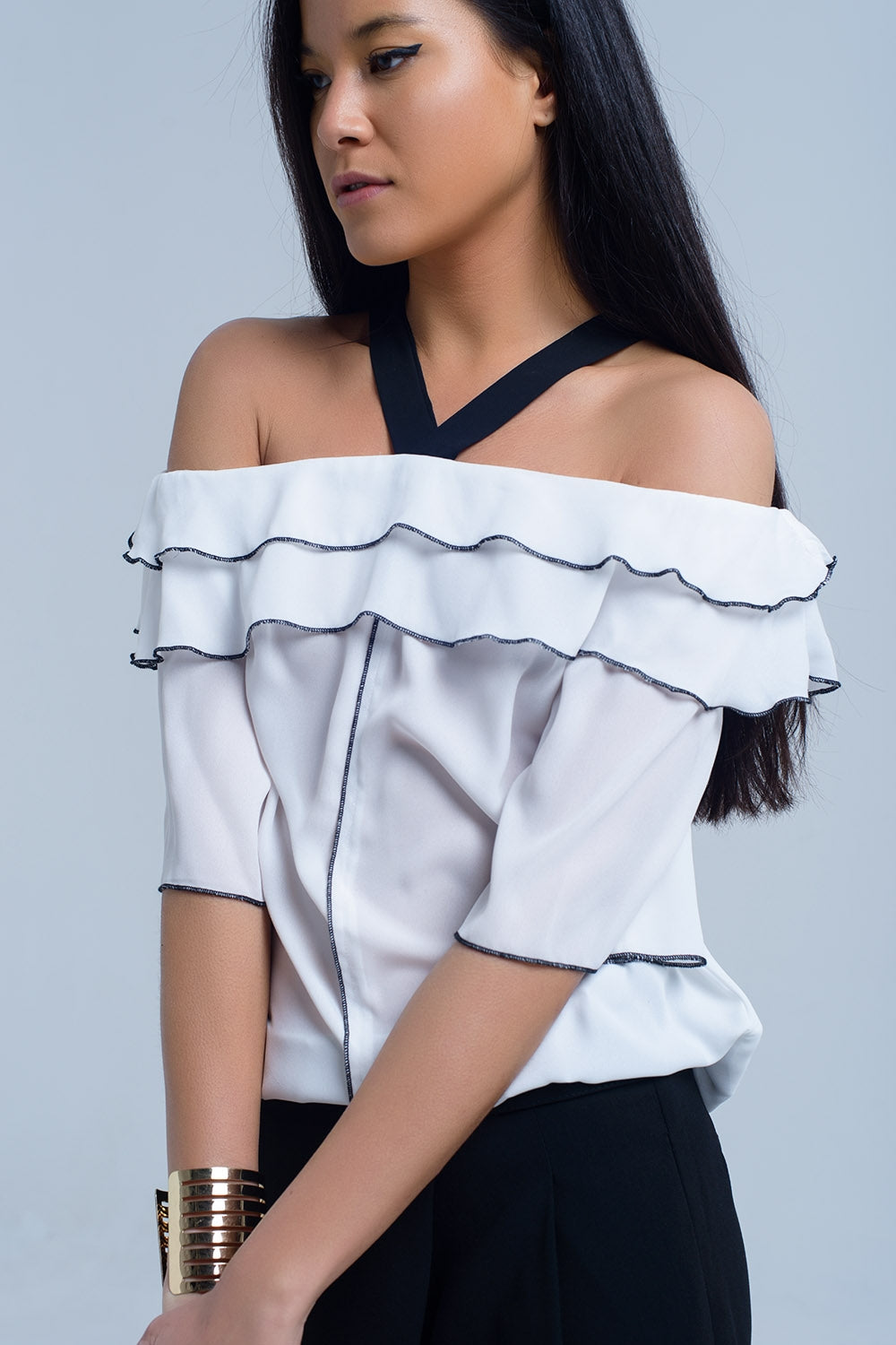 Top blanc avec bordure contrastante noire