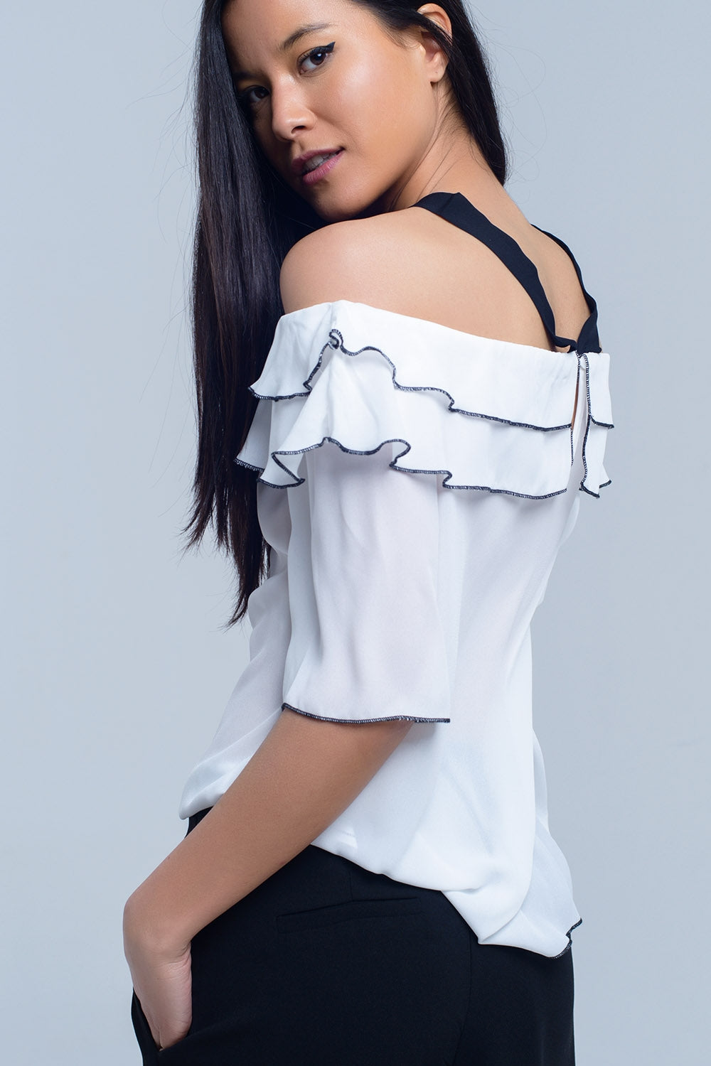 Top blanc avec bordure contrastante noire