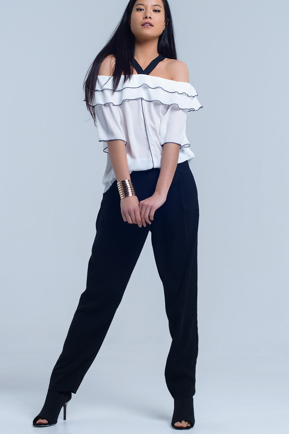 Top blanc avec bordure contrastante noire
