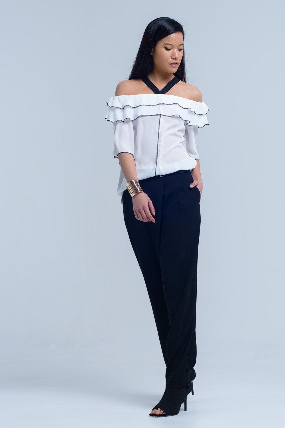 Top blanc avec bordure contrastante noire