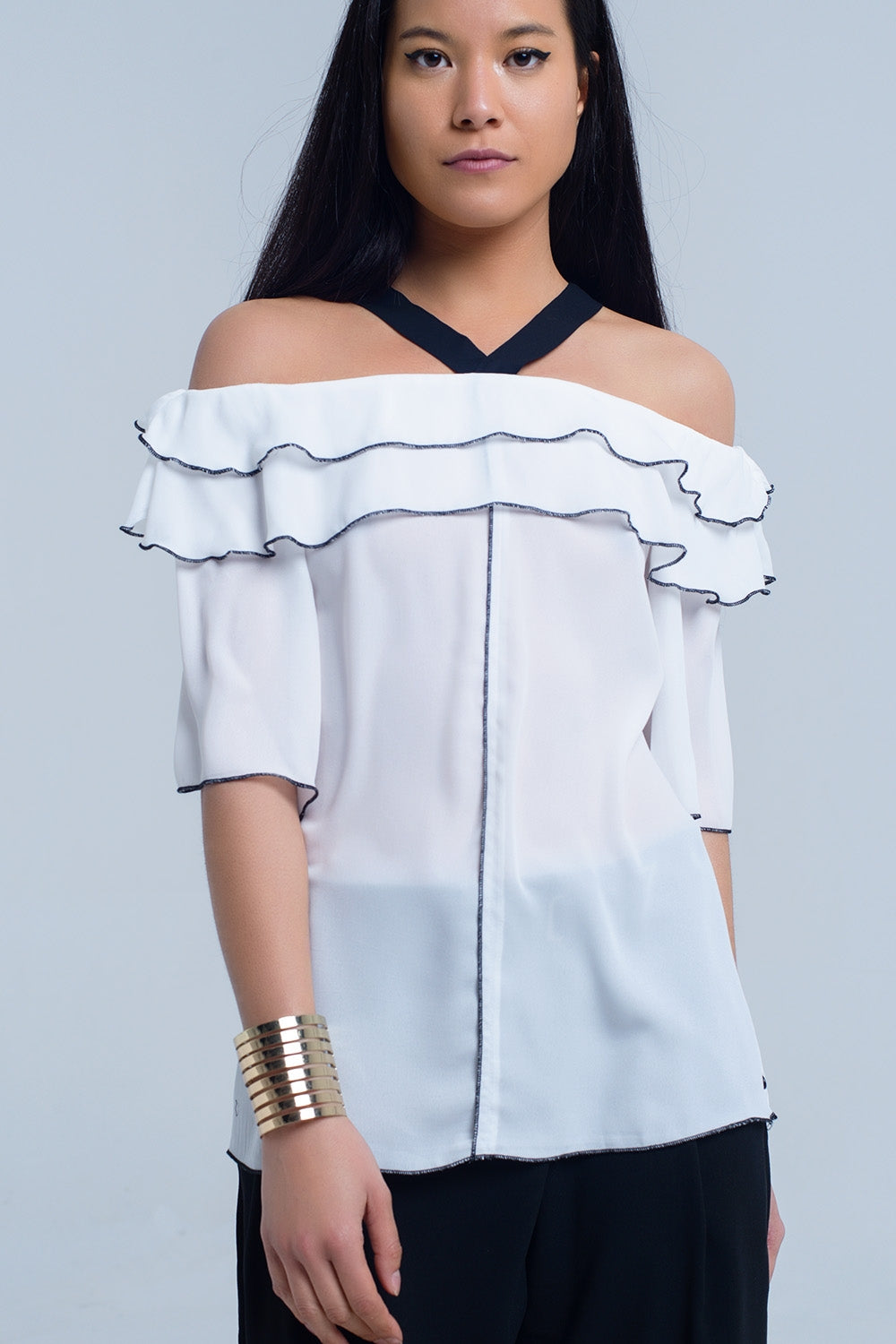 Top blanc avec bordure contrastante noire