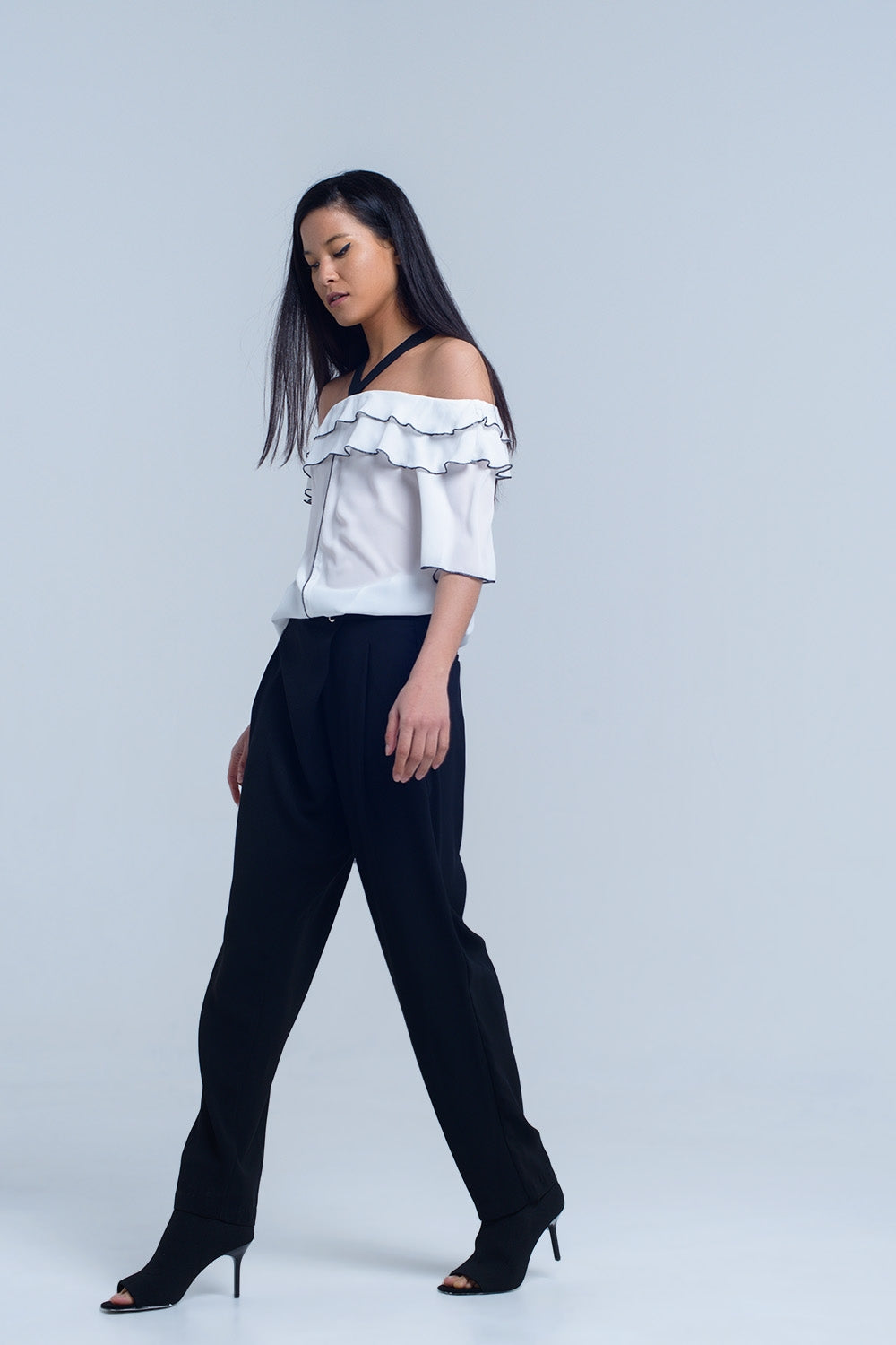 Top blanc avec bordure contrastante noire
