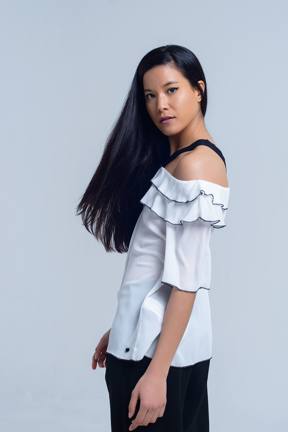 Top blanc avec bordure contrastante noire
