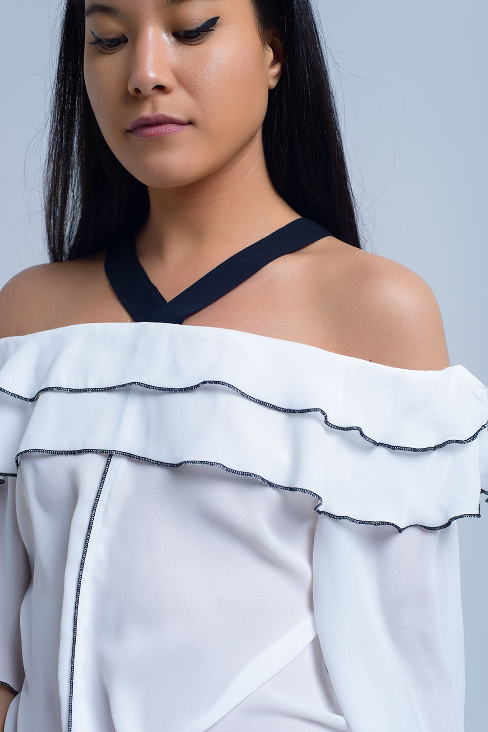 Top blanc avec bordure contrastante noire