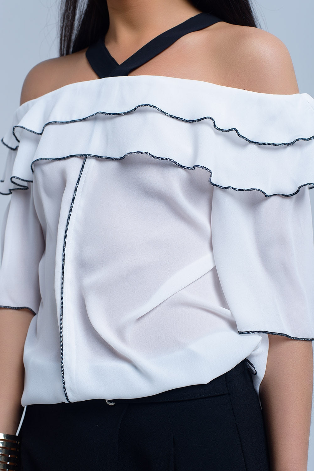 Top blanc avec bordure contrastante noire