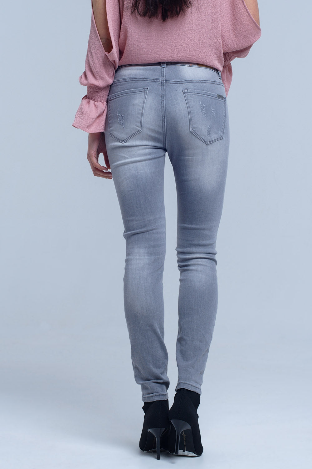 Jean gris avec détails déchirés