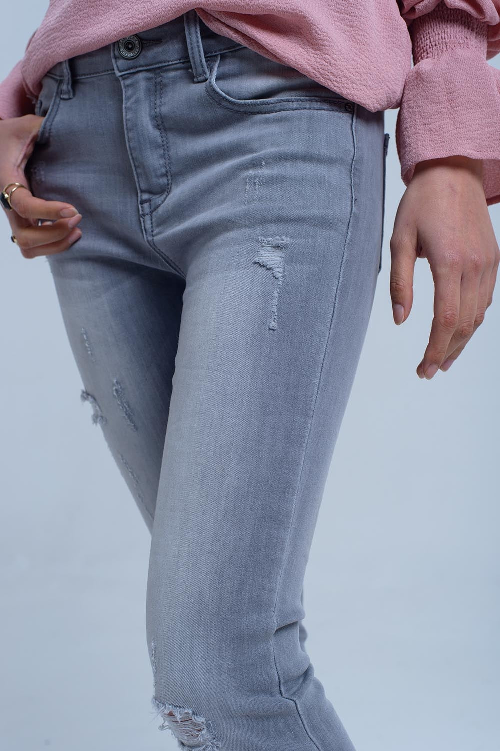 Jean gris avec détails déchirés
