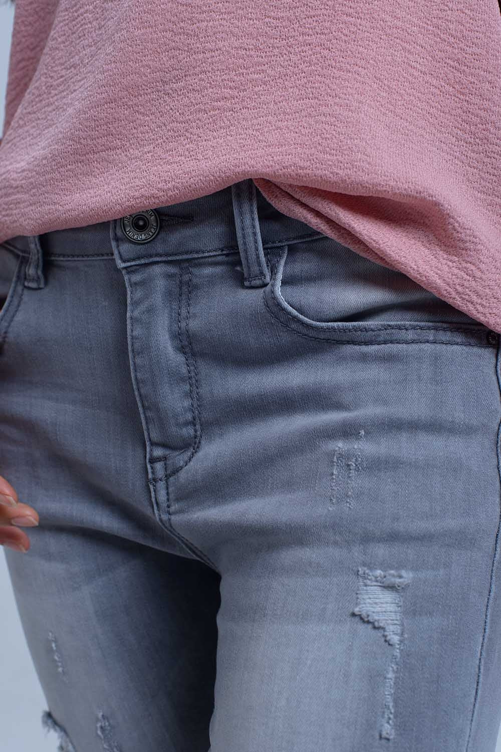 Jean gris avec détails déchirés