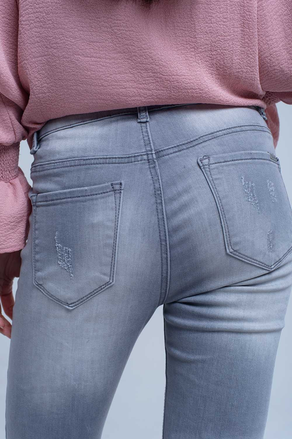 Jean gris avec détails déchirés