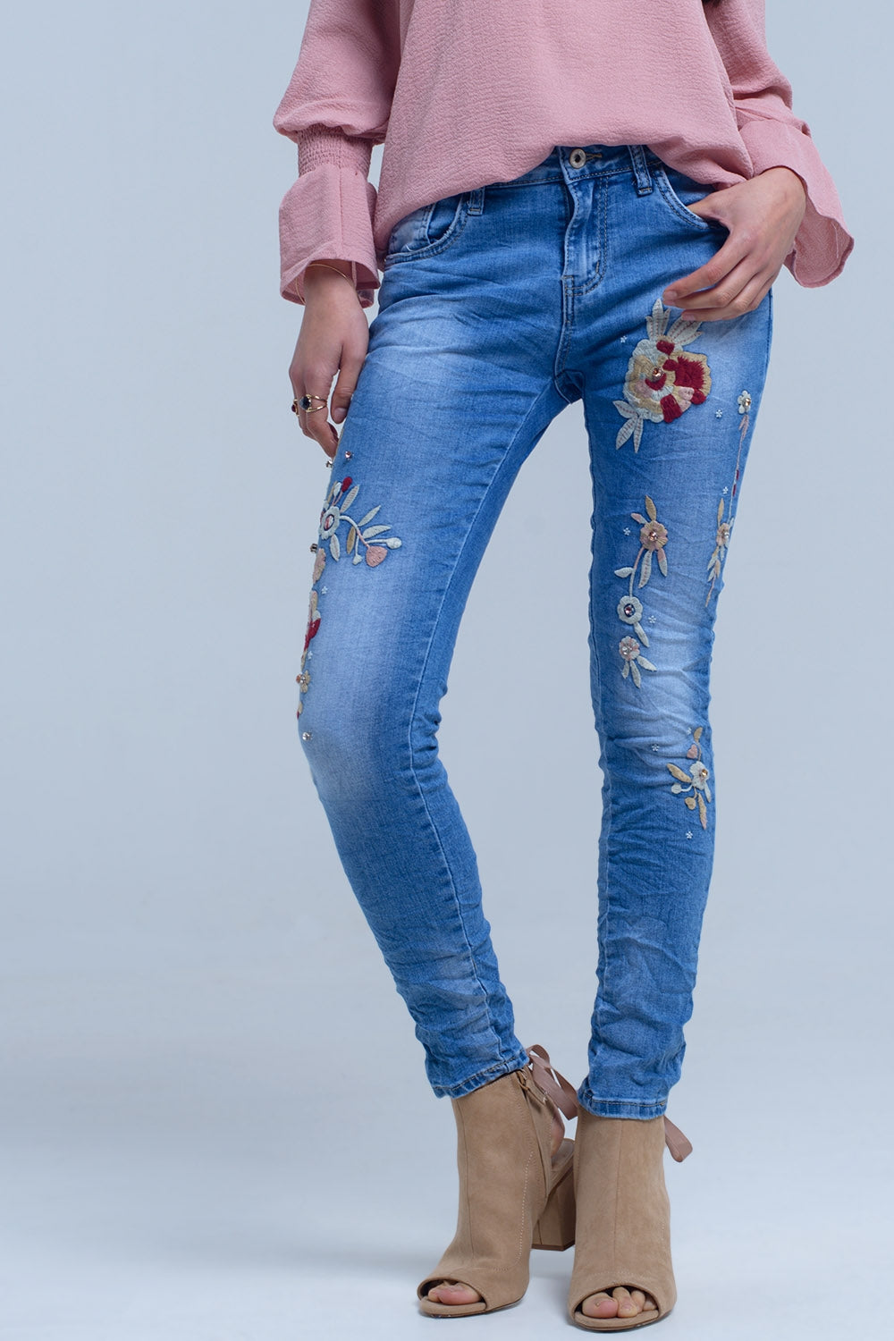 Jeans avec broderie florale