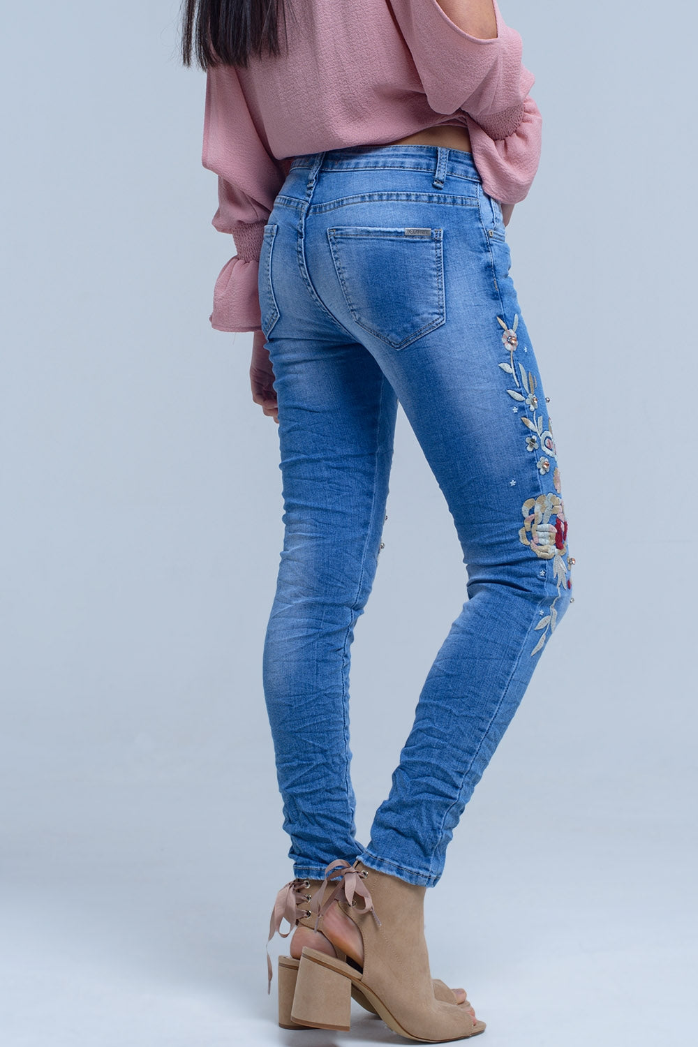 Jeans avec broderie florale