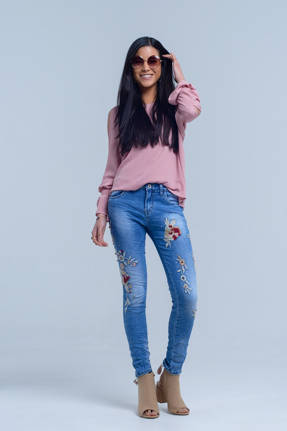 Jeans avec broderie florale