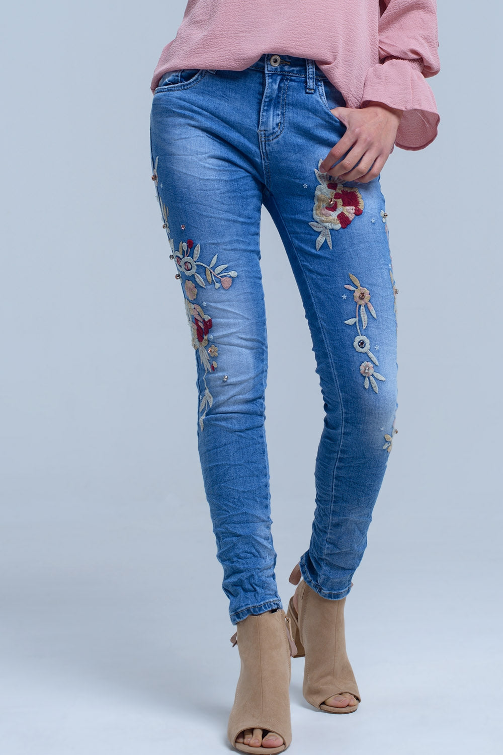 Jeans avec broderie florale