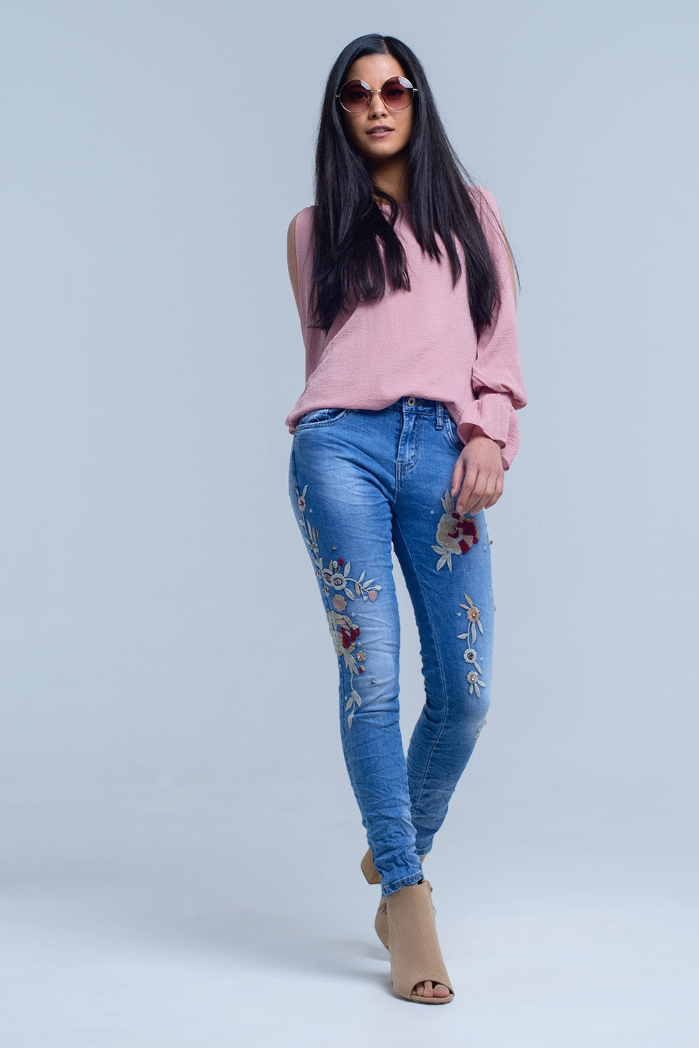 Jeans avec broderie florale
