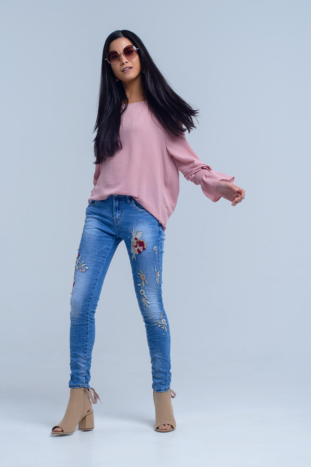 Jeans avec broderie florale