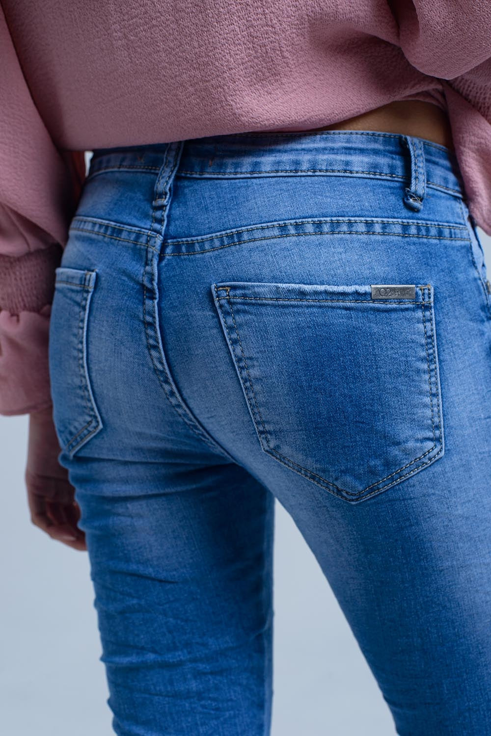 Jeans avec broderie florale