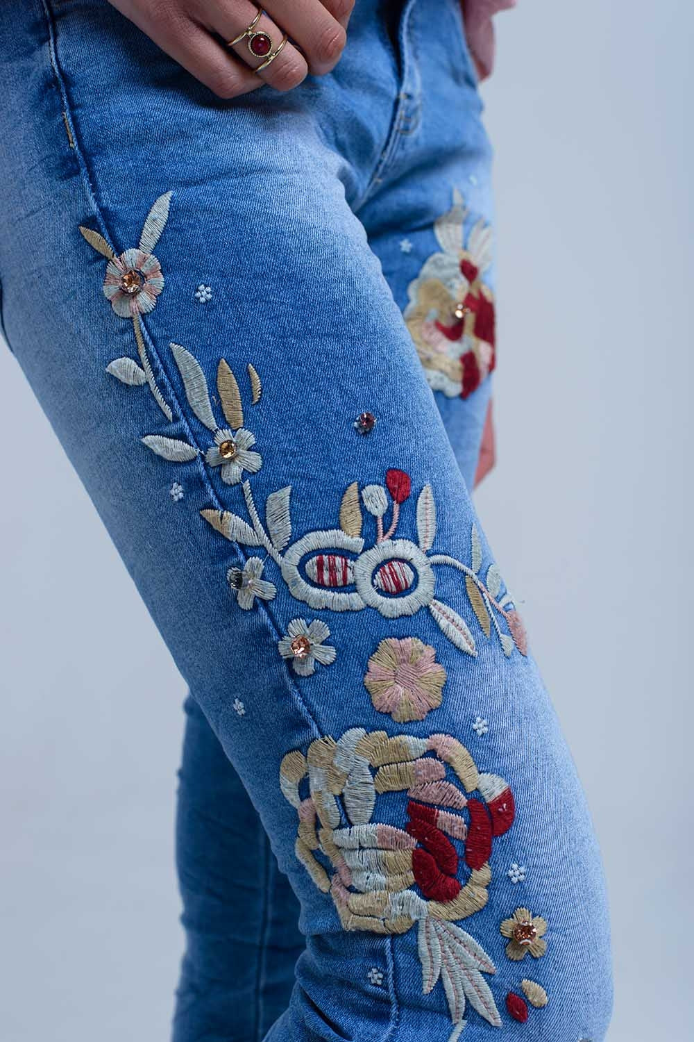 Jeans avec broderie florale