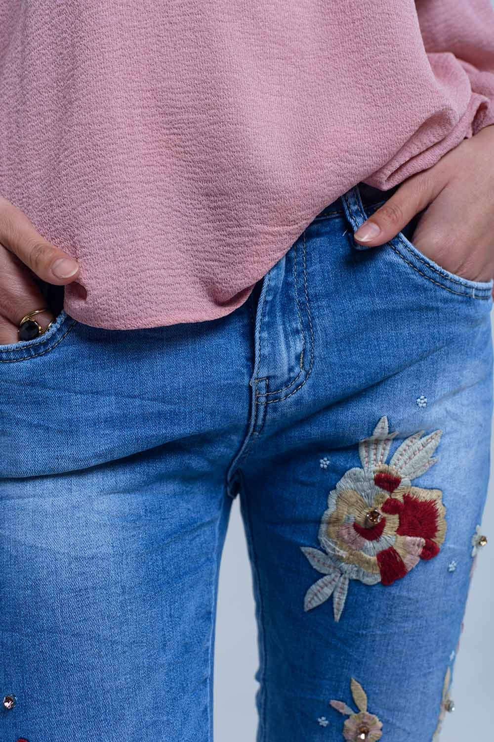 Jeans avec broderie florale