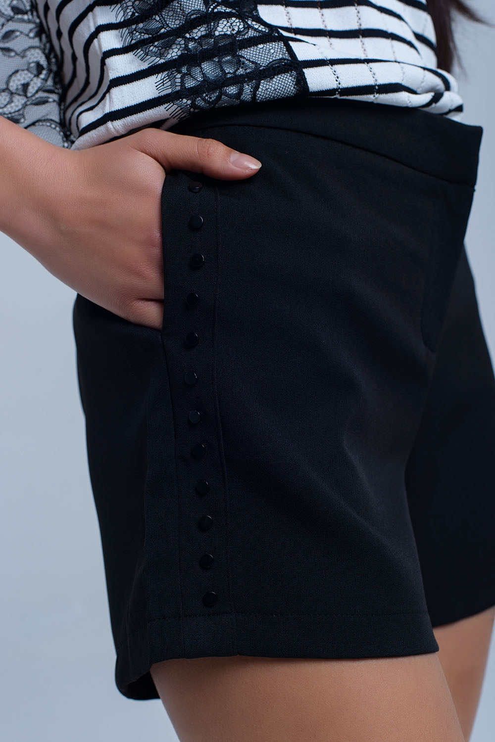 Short noir avec détail de côté