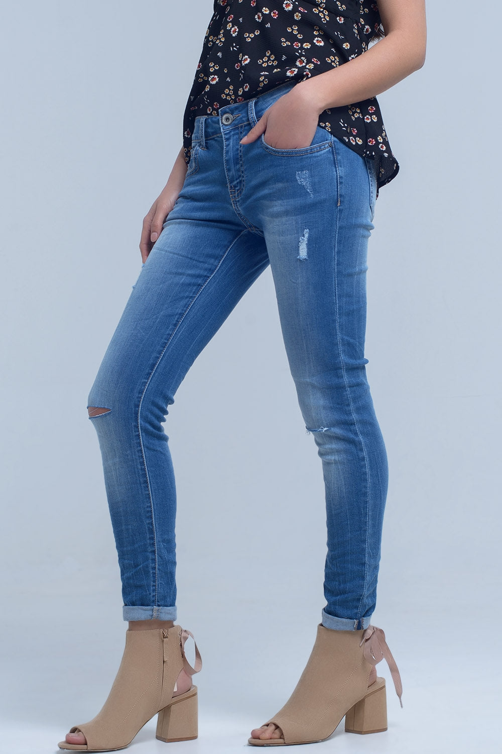 Jean skinny avec déchirures au genou