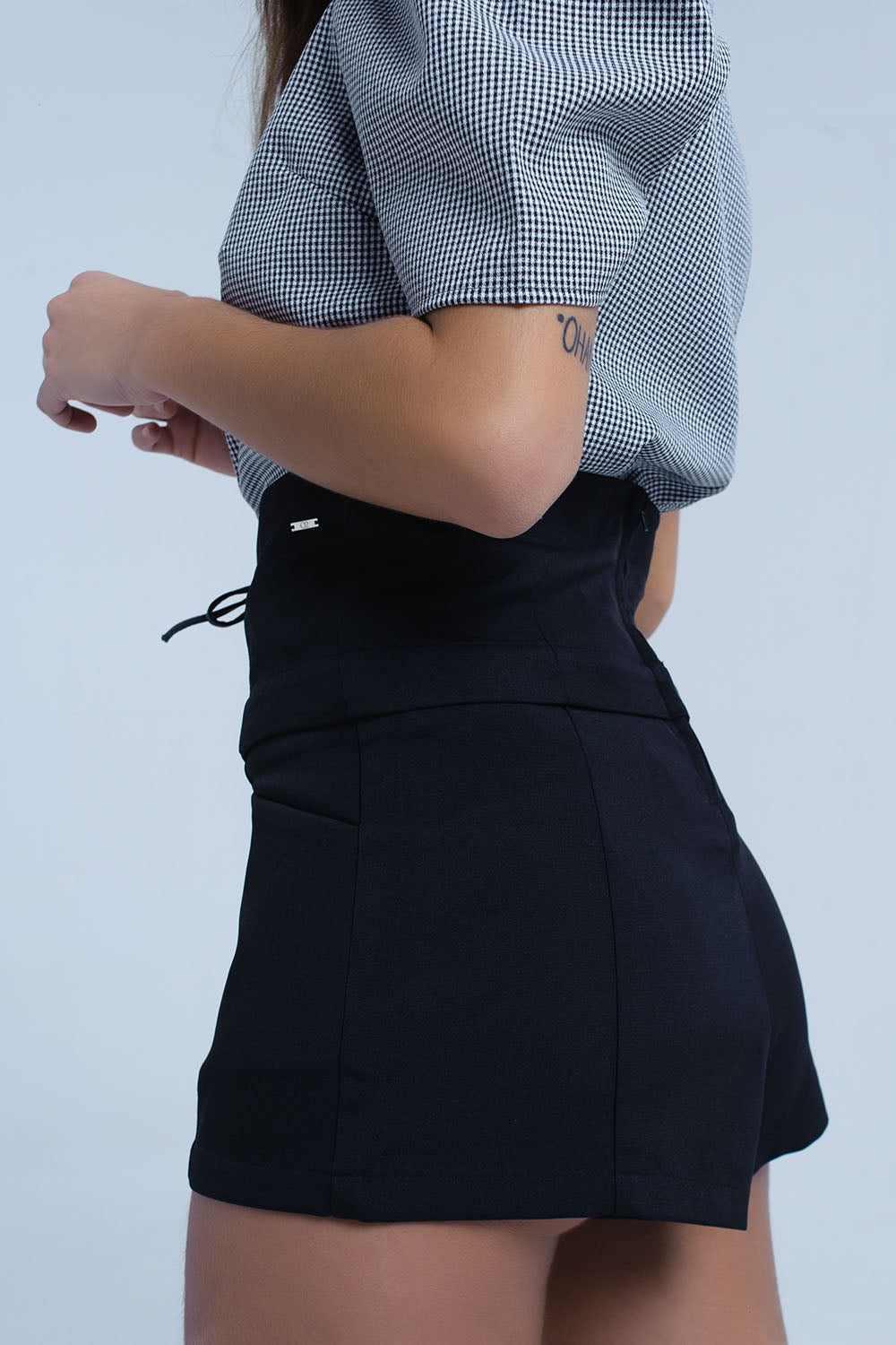 Short noir avec des détails noués