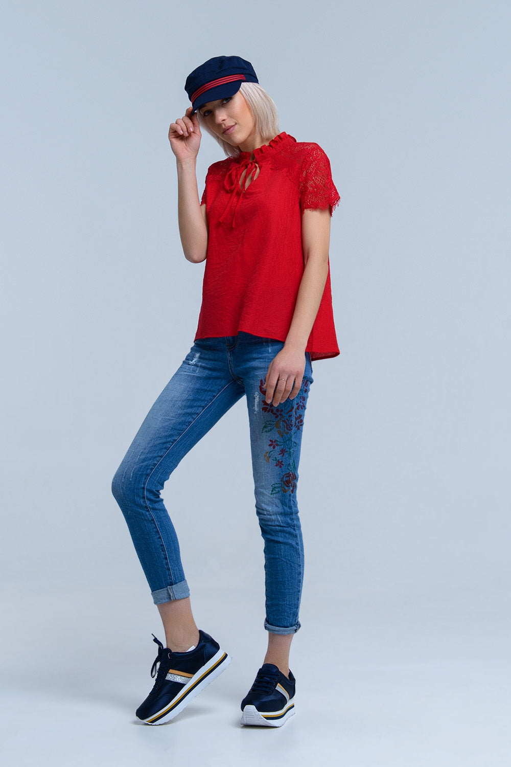 Jean skinny avec fleurs peintes