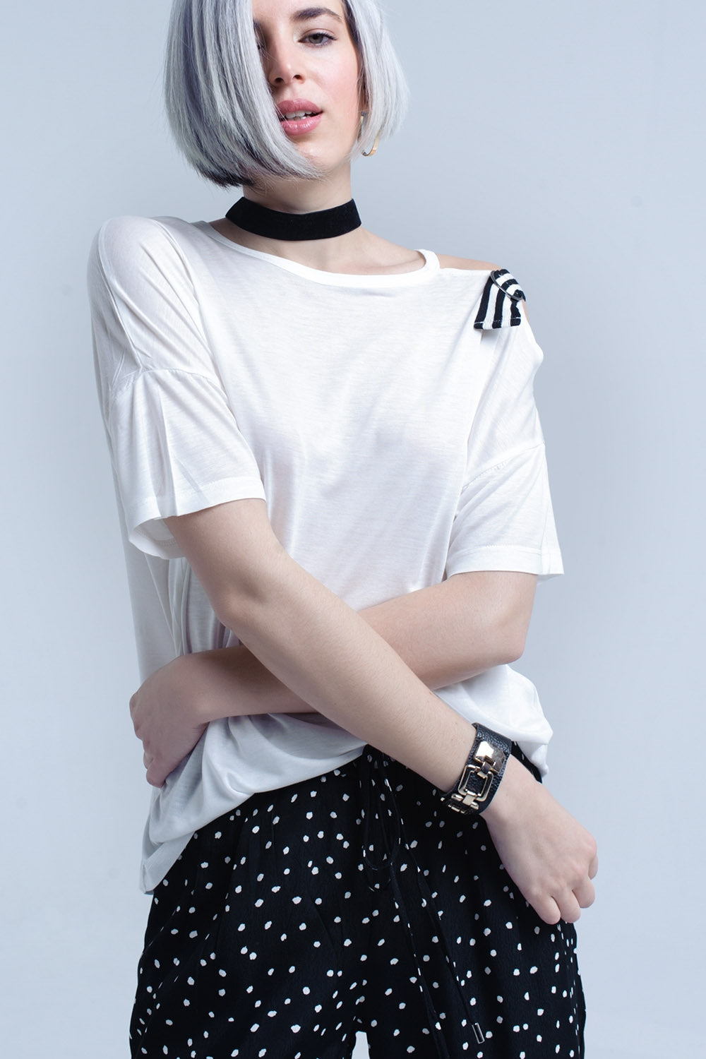 T-shirt blanc avec une épaule ouverte
