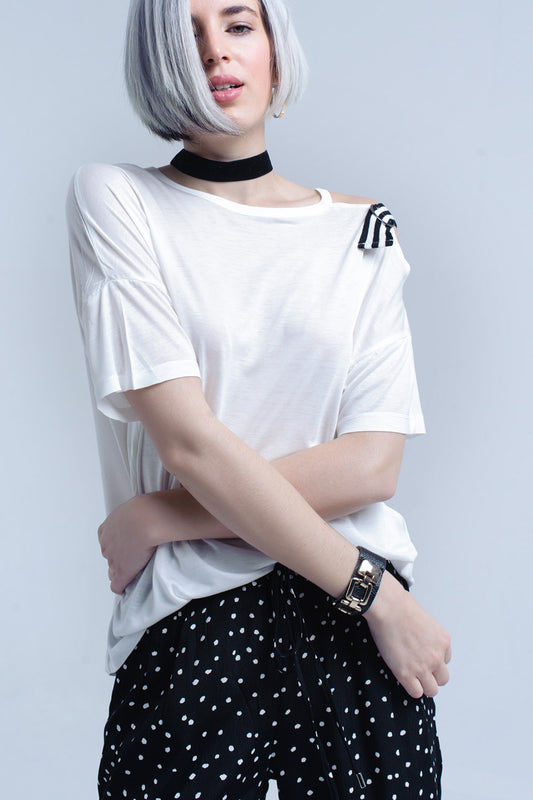 T-shirt blanc avec une épaule ouverte