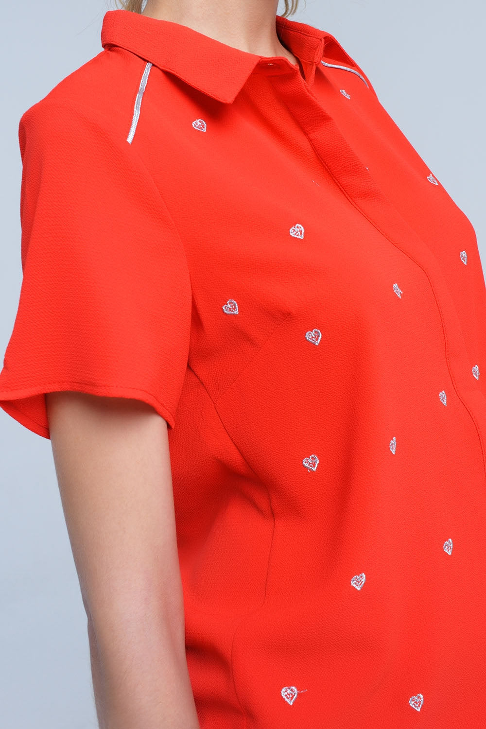 Chemise rouge avec broderie coeur