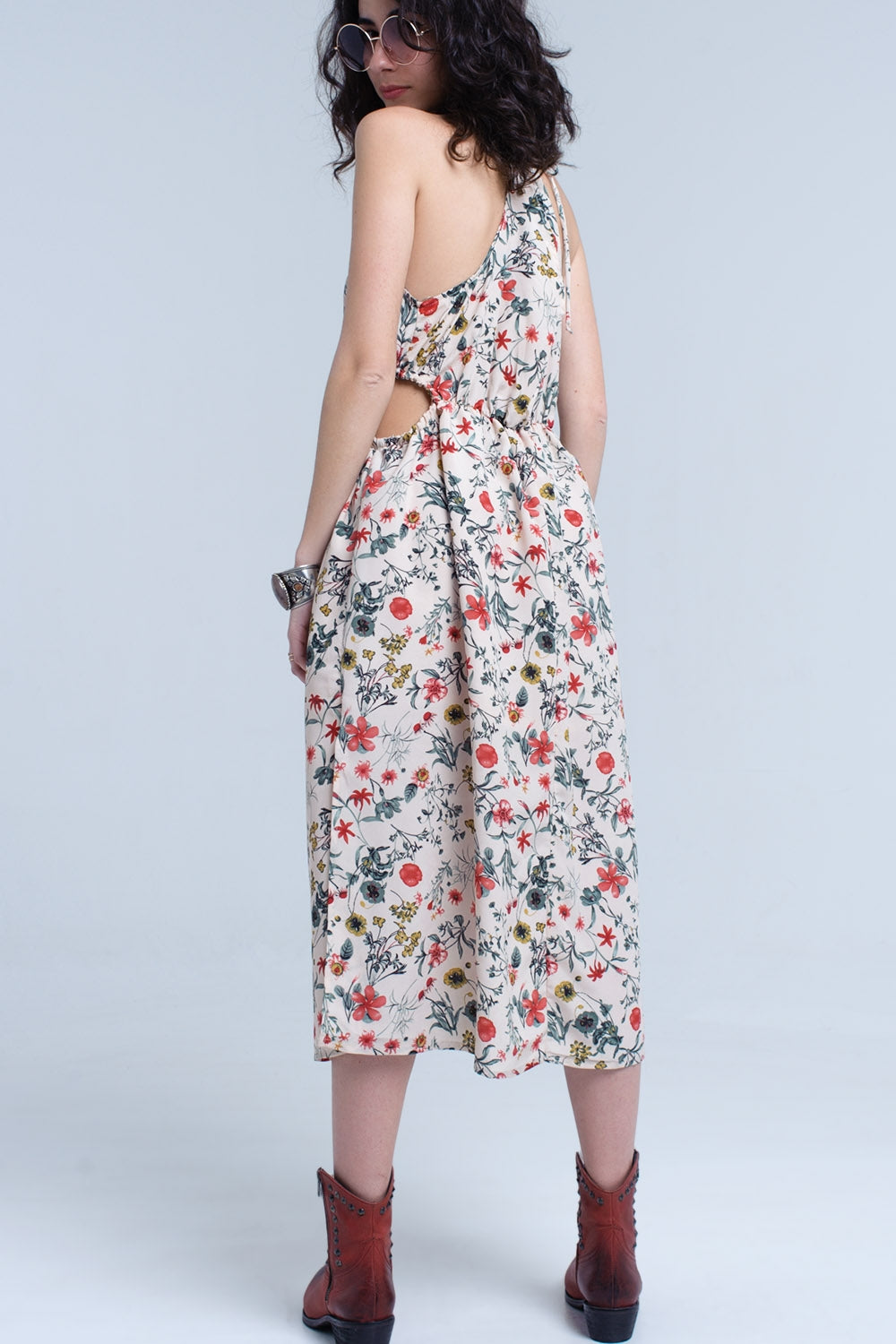 Robe midi fleurie beige avec col haut et ouvertures