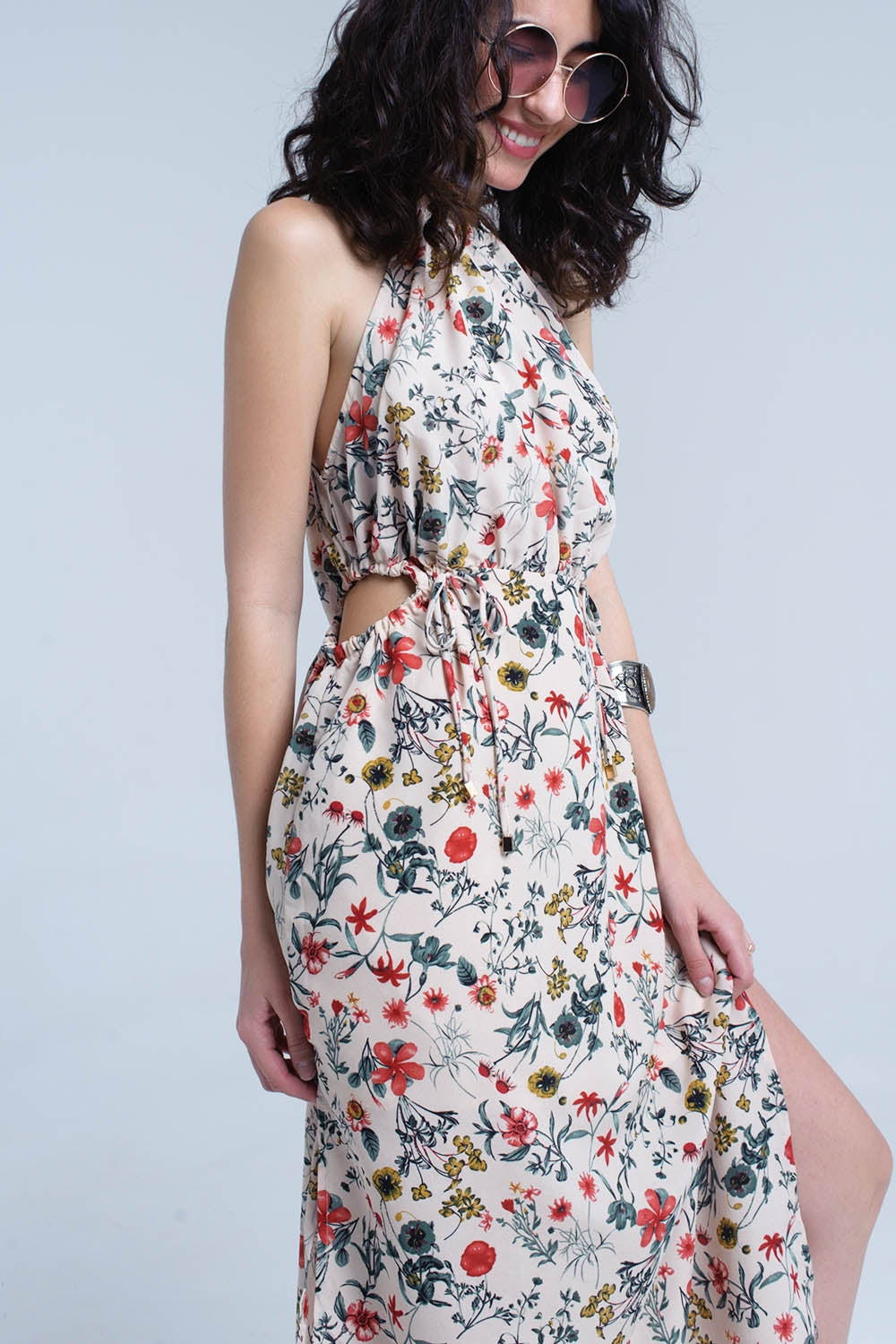 Robe midi fleurie beige avec col haut et ouvertures