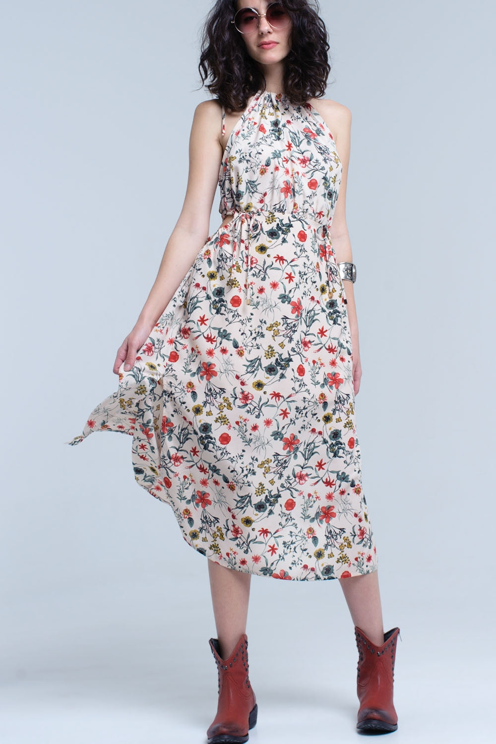 Robe midi fleurie beige avec col haut et ouvertures