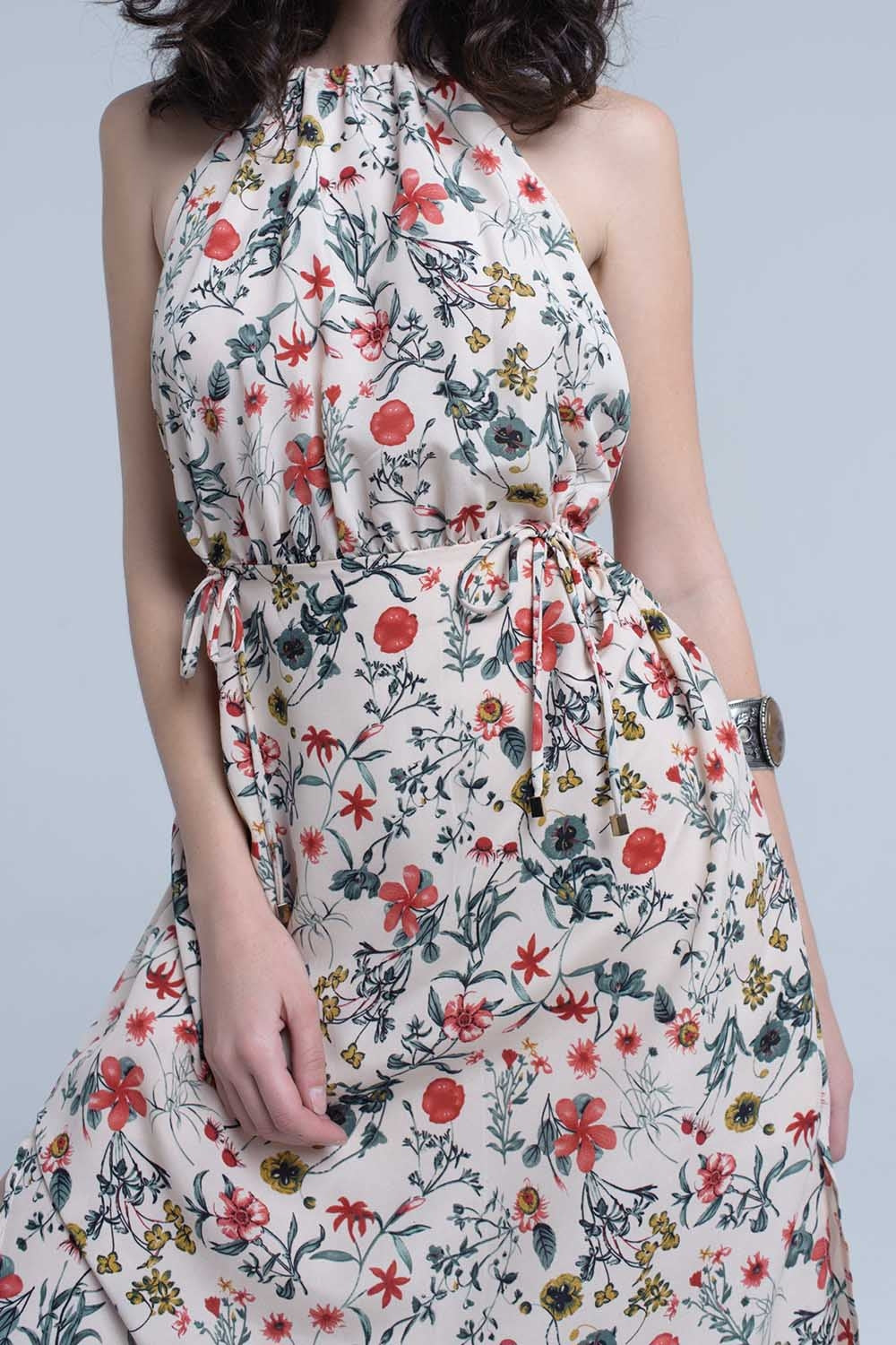 Robe midi fleurie beige avec col haut et ouvertures