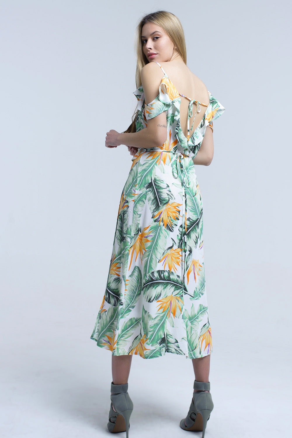 Robe midi blanche en feuilles tropicales