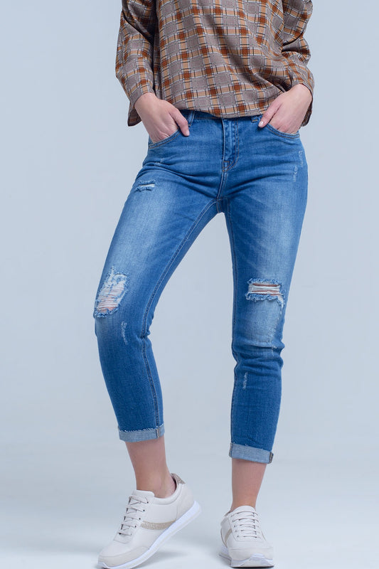 Jean maigre avec des déchirures sur les jambes