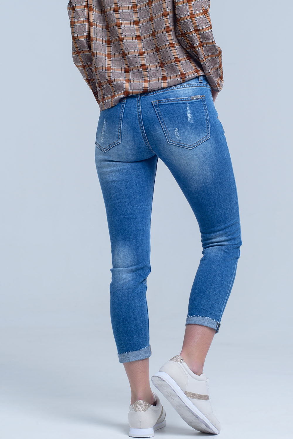 Jean maigre avec des déchirures sur les jambes