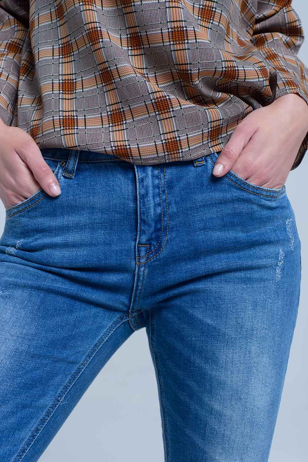 Jean maigre avec des déchirures sur les jambes