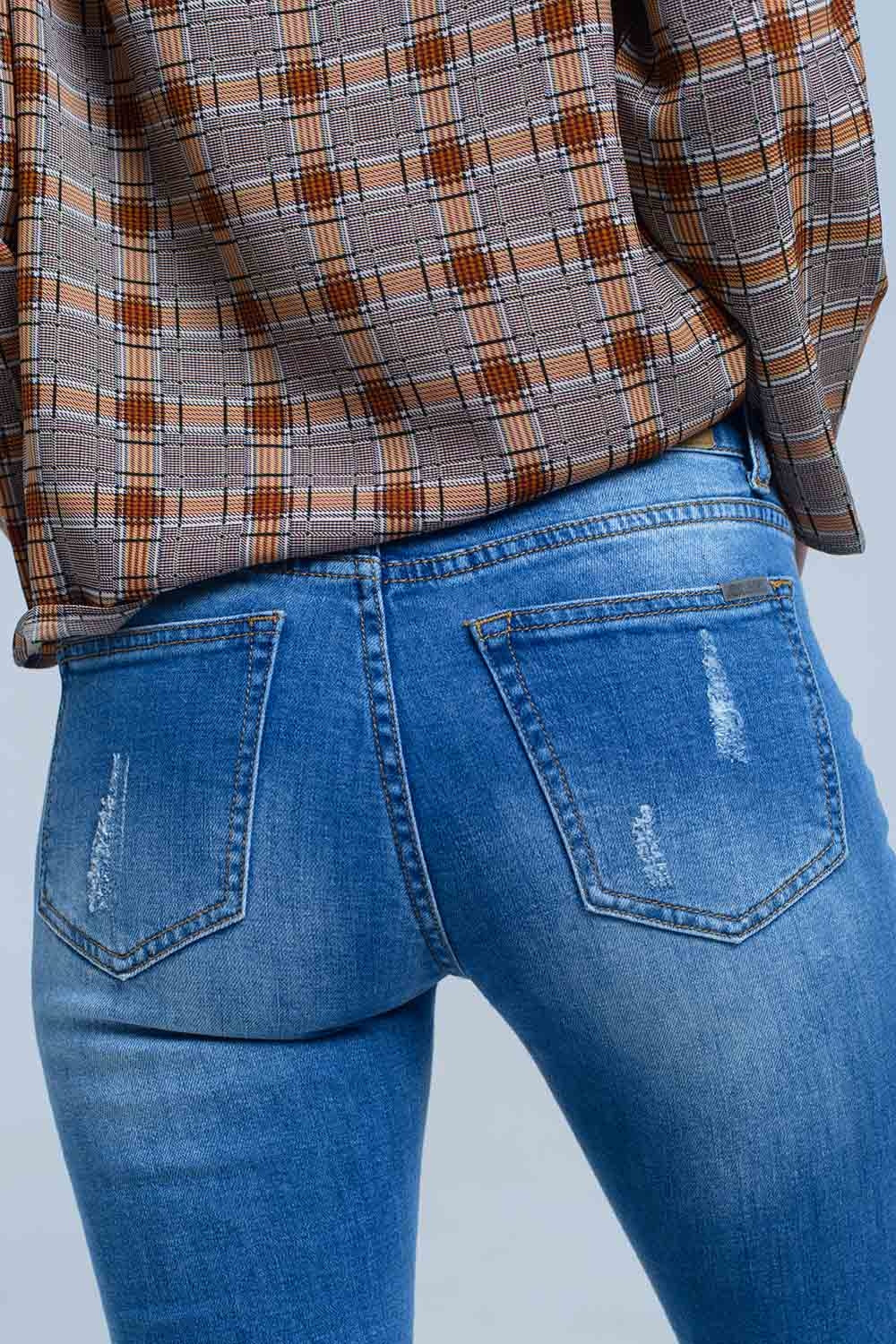 Jean maigre avec des déchirures sur les jambes
